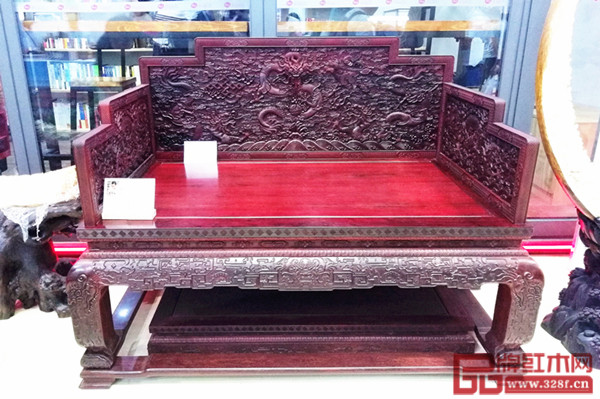 波記家具在深圳文博會一號館展出的《雕龍寶座》 