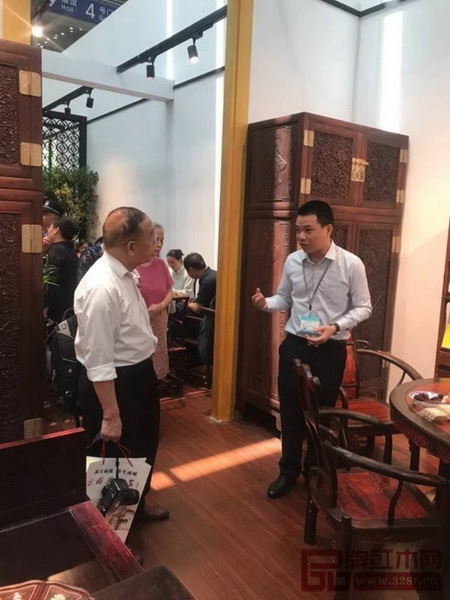 孔連紅木總經理李金龍為客戶介紹產品特色 孔連紅木總經理李金龍為客戶介紹產品特色