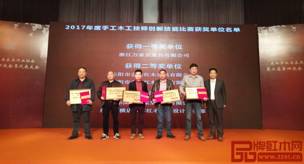  萬家宜（左一）斬獲“2017年度手工木工技師創新技能比賽一等獎”