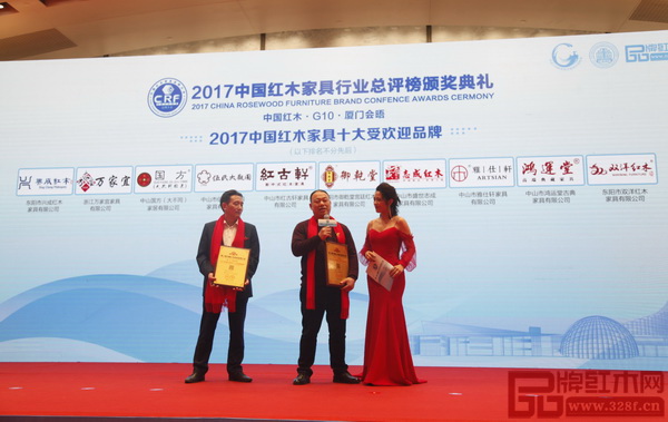 萬家宜榮獲“2017中國紅木家具十大受歡迎品牌”，董事長吳明月（中）臺上接受采訪