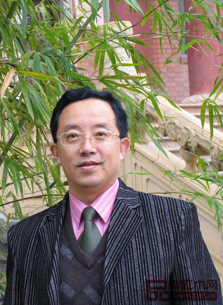 全聯藝術紅木家具專業委員會專家顧問、華南農業大學博士生導師、久盛地板有限公司研究院院長李凱夫