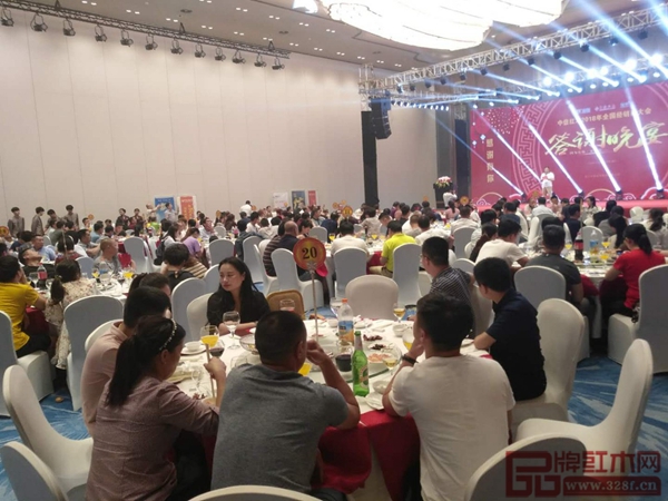 中信紅木2018年全國經銷商大會答謝晚宴正式開始 中信紅木2018年全國經銷商大會答謝晚宴正式開始