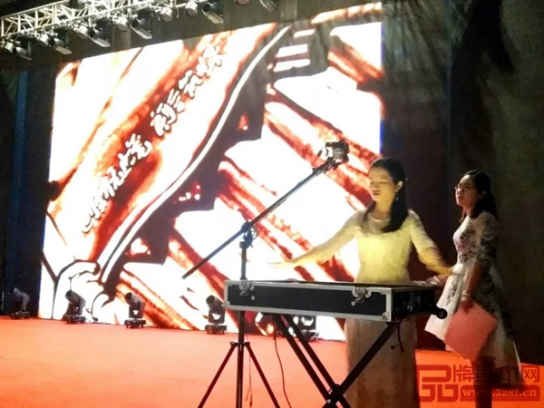 優美的沙畫表演將中信紅木的發展歷程娓娓道來 優美的沙畫表演將中信紅木的發展歷程娓娓道來