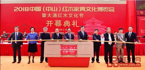國家人社部原黨組副書記、常務(wù)副部長楊志明(左四),廣東省原常務(wù)副省長湯炳權(quán)(左五),國家文物局原常務(wù)副局長、全聯(lián)藝術(shù)紅木家具專業(yè)委員會(huì)名譽(yù)會(huì)長張柏(右三),中山市委書記、市人大常委會(huì)主任陳旭東(右五),國家林業(yè)局總工程師、中國林業(yè)產(chǎn)業(yè)聯(lián)合會(huì)副會(huì)長封加平(右四),中山市政協(xié)主席丘樹宏(左三),中國家具協(xié)會(huì)秘書長張冰冰(左二),中山市人大常委會(huì)副主任馮煜榮(右二),中山市人民政府副市長雷岳龍(左一),中山市大涌鎮(zhèn)黨委書記郭叢樞(右一)為2018中山紅博會(huì)開幕推桿 國家人社部原黨組副書記、常務(wù)副部長楊志明(左四),廣東省原常務(wù)副省長湯炳權(quán)(左五),國家文物局原常務(wù)副局長、全聯(lián)藝術(shù)紅木家具專業(yè)委員會(huì)名譽(yù)會(huì)長張柏(右三),中山市委書記、市人大常委會(huì)主任陳旭東(右五),國家林業(yè)局總工程師、中國林業(yè)產(chǎn)業(yè)聯(lián)合會(huì)副會(huì)長封加平(右四),中山市政協(xié)主席丘樹宏(左三),中國家具協(xié)會(huì)秘書長張冰冰(左二),中山市人大常委會(huì)副主任馮煜榮(右二),中山市人民政府副市長雷岳龍(左一),中山市大涌鎮(zhèn)黨委書記郭叢樞(右一)為2018中山紅博會(huì)開幕推桿