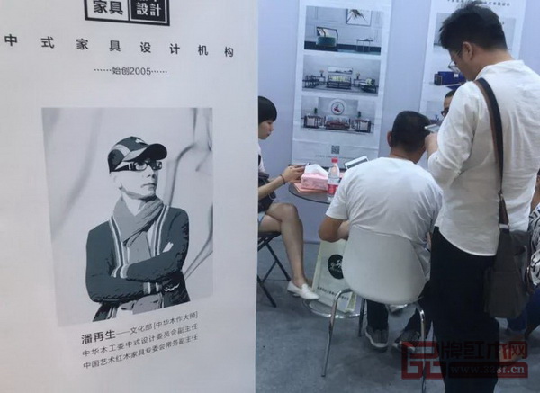 在天津實木家具展中,杰申設計展位前來咨詢的人絡繹不絕 在天津實木家具展中,杰申設計展位前來咨詢的人絡繹不絕