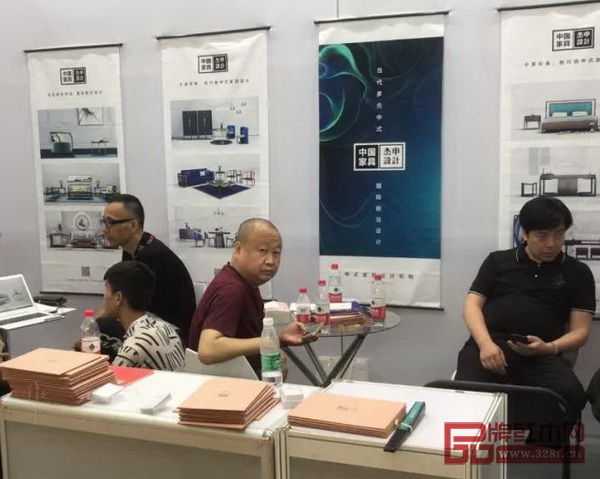 在天津實木家具展中,杰申設計展位前來咨詢的人絡繹不絕 在天津實木家具展中,杰申設計展位前來咨詢的人絡繹不絕