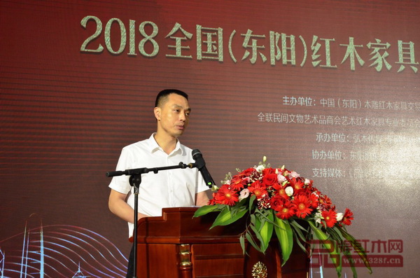 東陽市副市長蔣震雷致辭表示,打響“買紅木 到東陽”的口號,將有效推動東陽木雕紅木文化的傳承、創新與繁榮發展 東陽市副市長蔣震雷致辭表示,打響“買紅木 到東陽”的口號,將有效推動東陽木雕紅木文化的傳承、創新與繁榮發展