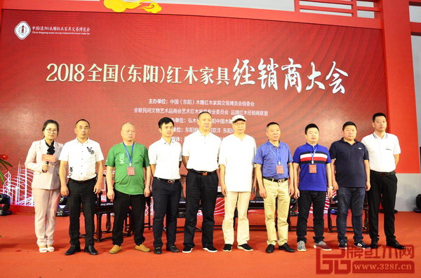 全聯藝術紅木家具專業委員會專家顧問、教育部教學改革示范專業“家具設計與制造”專業帶頭人彭亮(右五)、全聯藝術紅木家具專業委員會執行會長、弘木傳媒CEO林偉華(左四)與品牌紅木家具經銷商聯盟主席團主席成員們合影 全聯藝術紅木家具專業委員會專家顧問、教育部教學改革示范專業“家具設計與制造”專業帶頭人彭亮(右五)、全聯藝術紅木家具專業委員會執行會長、弘木傳媒CEO林偉華(左四)與品牌紅木家具經銷商聯盟主席團主席成員們合影