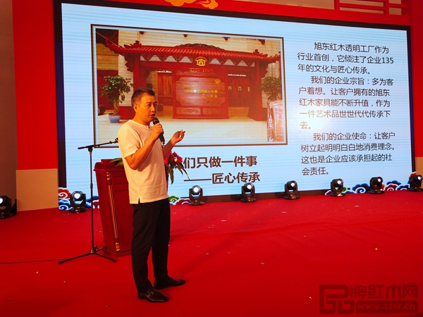 旭東紅木始終不忘匠心傳承,以臻品工藝打造傳世家具,讓每一件家具都可以成為收藏品,世代傳承。 旭東紅木始終不忘匠心傳承,以臻品工藝打造傳世家具,讓每一件家具都可以成為收藏品,世代傳承。
