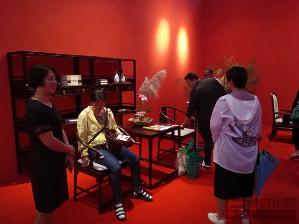 觀展商對明堂紅木家具贊賞不已