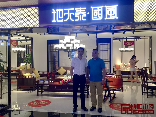 東陽市副市長蔣震雷（左）送上開業祝福并與董事長許貴祿合影留念