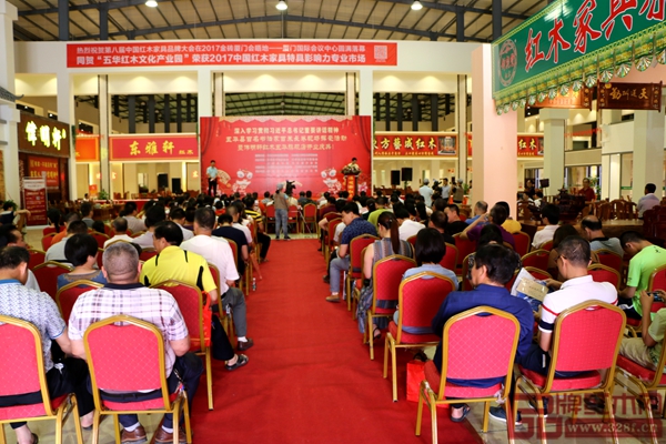 五華縣宣傳部、工商聯(lián)相關(guān)工作人員,省市縣的書法家們,紅木家具企業(yè)代表和媒體記者等數(shù)百人參加了本次《深入學習貫徹習近平總書記黨的十九大講話精神》主題學習活動 五華縣宣傳部、工商聯(lián)相關(guān)工作人員,省市縣的書法家們,紅木家具企業(yè)代表和媒體記者等數(shù)百人參加了本次《深入學習貫徹習近平總書記黨的十九大講話精神》主題學習活動