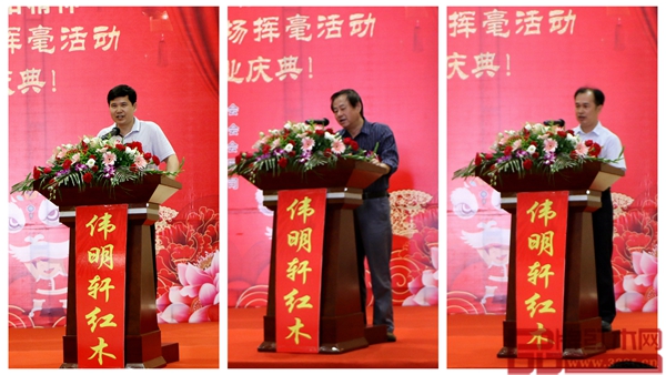 中國書法家協(xié)會理事、廣東省書法家協(xié)會副主席丘仕坤(左),中國硬筆書法協(xié)會名譽副主席、廣東省硬筆書法協(xié)會主席、著名書畫家劉胄人(中),五華縣文聯(lián)主席張漢章(右)分別上臺致辭講話 中國書法家協(xié)會理事、廣東省書法家協(xié)會副主席丘仕坤(左),中國硬筆書法協(xié)會名譽副主席、廣東省硬筆書法協(xié)會主席、著名書畫家劉胄人(中),五華縣文聯(lián)主席張漢章(右)分別上臺致辭講話