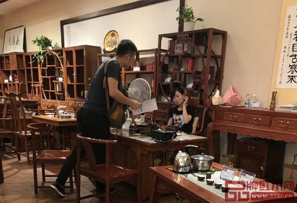 2018新中式紅木家具展組委會干事走到經銷商家門口展開“面對面”宣傳推廣 2018新中式紅木家具展組委會干事走到經銷商家門口展開“面對面”宣傳推廣