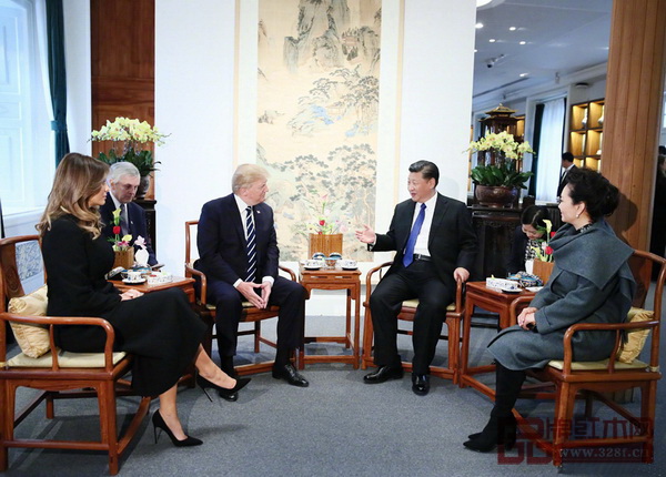 美國總統特朗普訪華落坐故宮博物院寶蘊樓扇形面南官帽椅 美國總統特朗普訪華落坐故宮博物院寶蘊樓扇形面南官帽椅