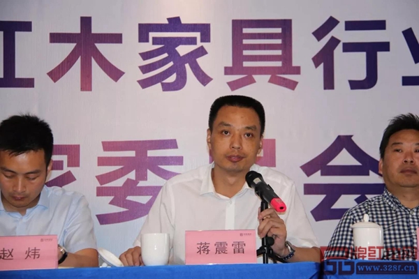 東陽市人民政府副市長蔣震雷在會上對青年企業家們提希望 東陽市人民政府副市長蔣震雷在會上對青年企業家們提希望