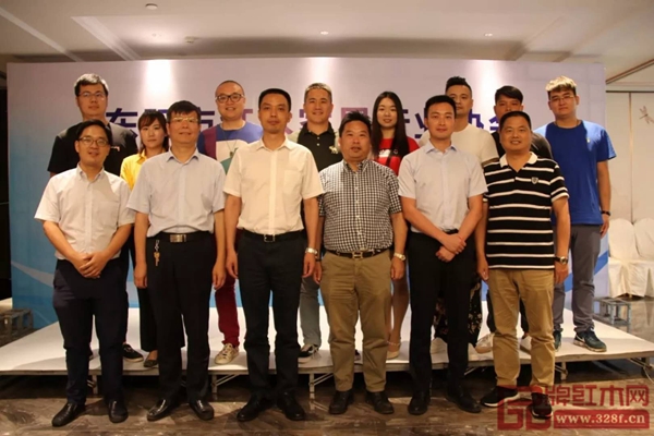 東陽市人民政府副市長蔣震雷(左三),市人民政府辦公室副主任張東方(右三),共青團東陽市委書記趙煒(右二),市市場監督管理局副局長、市木雕紅木產業管理辦公室副主任陸文獻(左二),東陽日報社副總編陳一點(左一),市紅木家具行業協會常務副會長李忠信(右一)和青年企業家委員會主任、副主任合影 東陽市人民政府副市長蔣震雷(左三),市人民政府辦公室副主任張東方(右三),共青團東陽市委書記趙煒(右二),市市場監督管理局副局長、市木雕紅木產業管理辦公室副主任陸文獻(左二),東陽日報社副總編陳一點(左一),市紅木家具行業協會常務副會長李忠信(右一)和青年企業家委員會主任、副主任合影