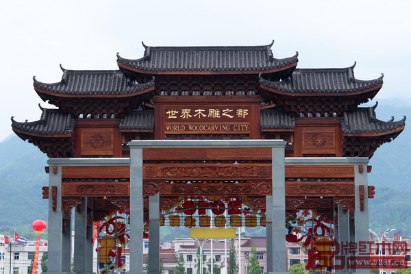 “世界木雕之都”的牌坊聳立在東陽中國木雕城里