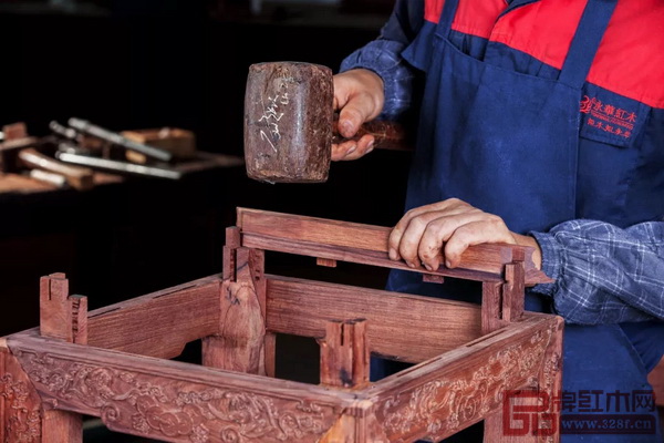 木匠對使用榫卯結構的廣式硬木家具進行組裝