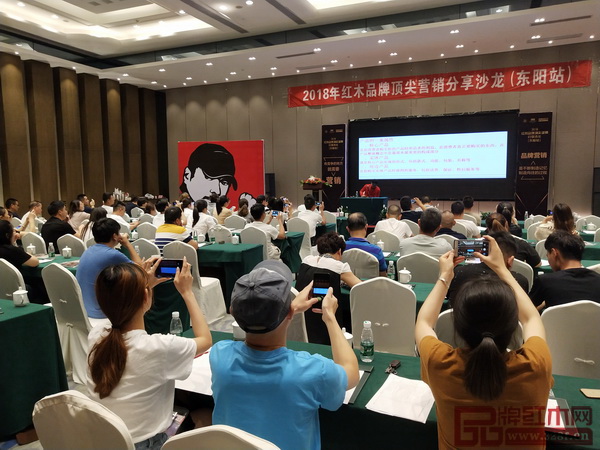 現(xiàn)場(chǎng)參會(huì)人員認(rèn)真做筆記,拍照做記錄 現(xiàn)場(chǎng)參會(huì)人員認(rèn)真做筆記,拍照做記錄