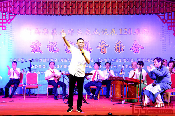 興之所至,波記家具董事長伍建波高歌一曲,答謝來賓 興之所至,波記家具董事長伍建波高歌一曲,答謝來賓