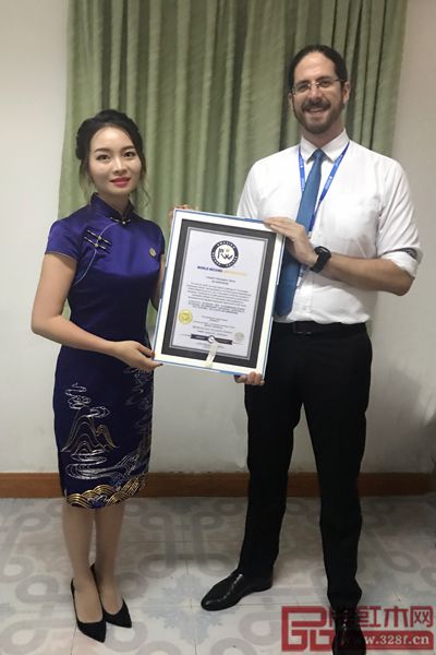 盧家藝林營銷總監李小洪(左)與吉尼斯世界紀錄審核官Charles合影 盧家藝林營銷總監李小洪(左)與吉尼斯世界紀錄審核官Charles合影