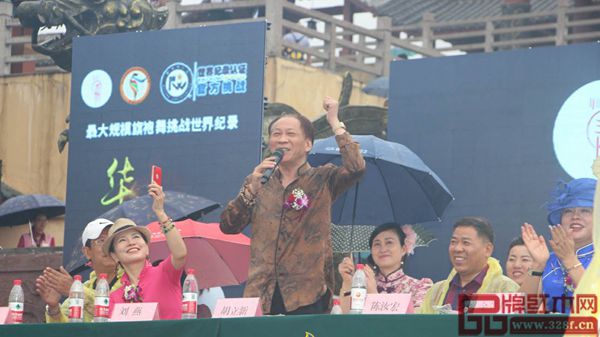 中國詩書畫家,中國少數民族文物保護協會副會長、民族書畫藝術研究工作委員會主席,中國民族書畫院院長胡立新現場講話 中國詩書畫家,中國少數民族文物保護協會副會長、民族書畫藝術研究工作委員會主席,中國民族書畫院院長胡立新現場講話