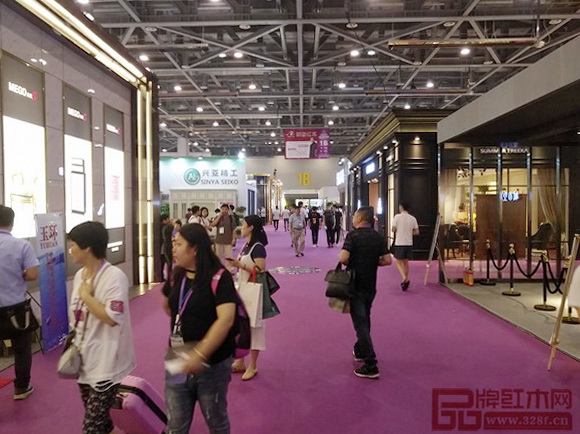 第一屆杭州國際家具展展館內人潮涌動