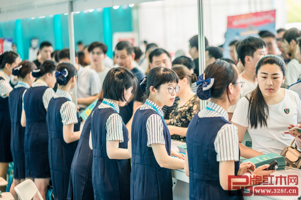第10屆蘇州家具展覽會一站式服務中心為客商耐心服務,解答疑慮 第10屆蘇州家具展覽會一站式服務中心為客商耐心服務,解答疑慮