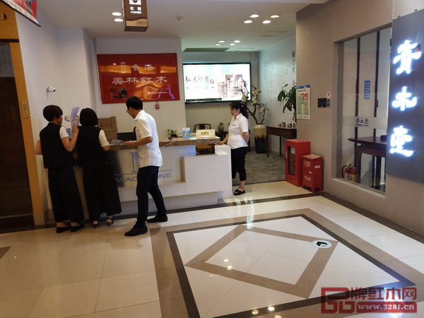 2018新中式紅木家具展組委會干事到美林紅木進行宣傳工作