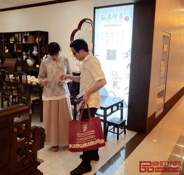 2018新中式紅木家具展組委會干事到弘木印象店與店家分享新中式大市場重要訊息