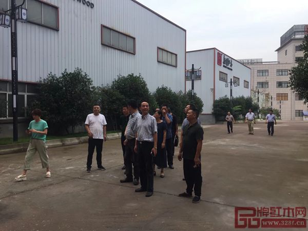浙江省金華市政協副主席傅路紅參觀指導新明紅木 浙江省金華市政協副主席傅路紅參觀指導新明紅木