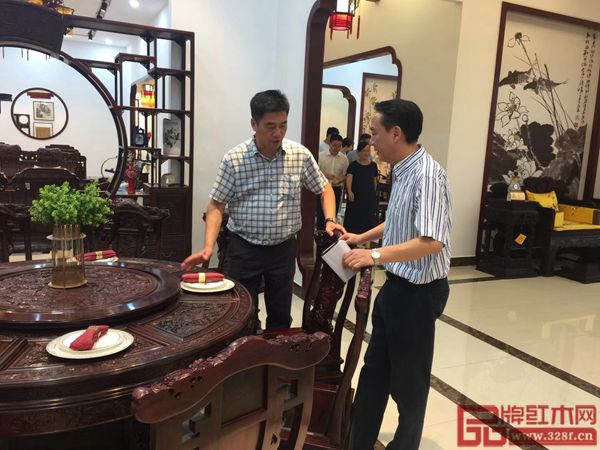 新明紅木董事長張新民為浙江省金華市政協副主席傅路紅講解家具產品 新明紅木董事長張新民為浙江省金華市政協副主席傅路紅講解家具產品