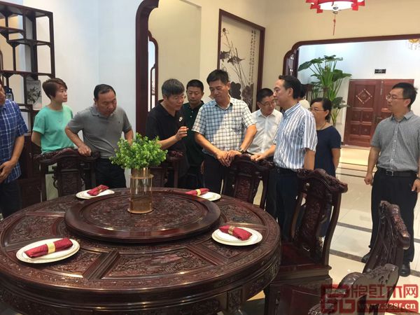 新明紅木董事長張新民與浙江省政協副主席傅路紅、東陽市副市長胡宏立、東陽市質量監督局副局長陸文獻等人共同交流 新明紅木董事長張新民與浙江省政協副主席傅路紅、東陽市副市長胡宏立、東陽市質量監督局副局長陸文獻等人共同交流