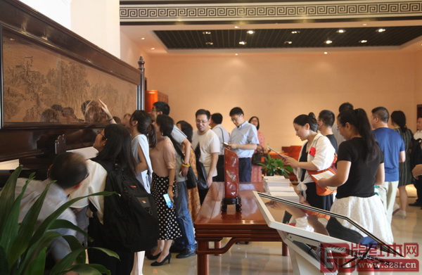 杭州金華商會成員參觀純本森活展廳 杭州金華商會成員參觀純本森活展廳