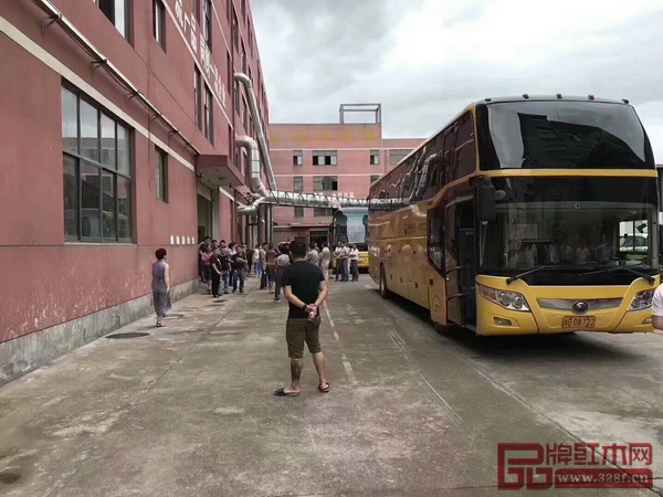 東陽近百家規上企業齊聚雙洋紅木看環保 東陽近百家規上企業齊聚雙洋紅木看環保