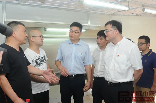 金華市副市長、東陽市委書記黃敏(右一),東陽市委常委、橫店鎮黨委書記趙耀亮(左三)與橫店人大主席朱躍軍(左一)、盧家藝林董事長盧嘉林(左二)親切交談 金華市副市長、東陽市委書記黃敏(右一),東陽市委常委、橫店鎮黨委書記趙耀亮(左三)與橫店人大主席朱躍軍(左一)、盧家藝林董事長盧嘉林(左二)親切交談
