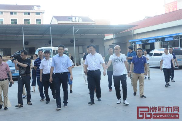 金華市副市長、東陽市委書記黃敏(中間)等領導蒞臨盧家藝林指導環保工作 金華市副市長、東陽市委書記黃敏(中間)等領導蒞臨盧家藝林指導環保工作