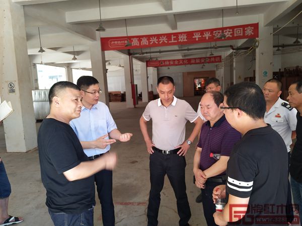 東陽政府領導們在一起研究討論 東陽政府領導們在一起研究討論