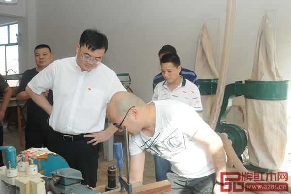 盧家藝林董事長盧嘉林向大家介紹工廠的環保建設情況