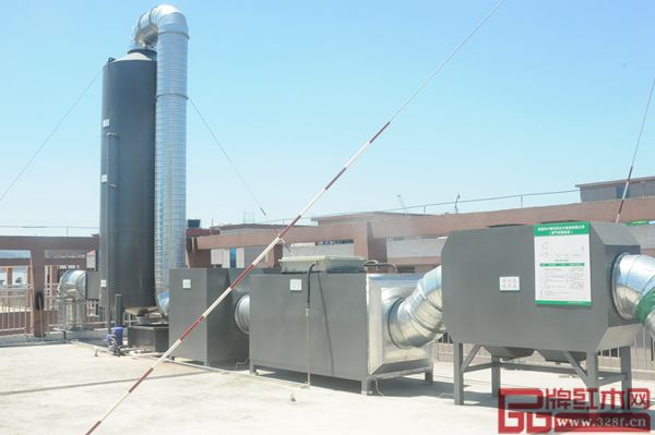 盧家藝林樓頂的大型環保設備 盧家藝林樓頂的大型環保設備