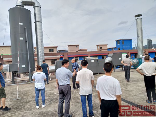 規上企業家參觀盧家藝林工廠樓頂大型環保設備 規上企業家參觀盧家藝林工廠樓頂大型環保設備