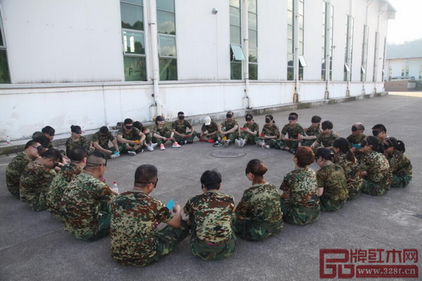 華廈·大不同精英們同心協力完成任務 華廈·大不同精英們同心協力完成任務