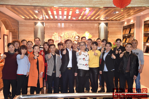 胡遠(yuǎn)廉視員工和人才為企業(yè)最大的財(cái)富,這也使得不少員工跟著他一干就是上十年 胡遠(yuǎn)廉視員工和人才為企業(yè)最大的財(cái)富,這也使得不少員工跟著他一干就是上十年