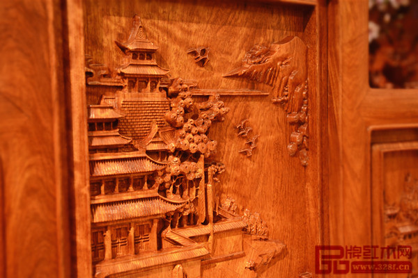富寶軒紅木”卷書寶座沙發“上精致優美的亭臺樓閣雕刻