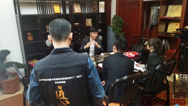 中央電視臺(tái)老故事頻道《匠心》欄目組在夢(mèng)響紅木做拍攝