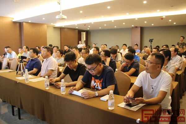 論壇現場大家認真聽講，積極記筆記
