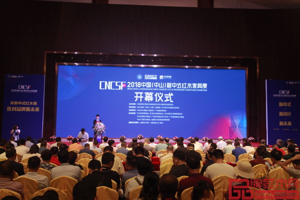 來自全國各地的專家領導、客商嘉賓和媒體記者等近千人共同出席2018中國(中山)新中式紅木家具展開幕式 來自全國各地的專家領導、客商嘉賓和媒體記者等近千人共同出席2018中國(中山)新中式紅木家具展開幕式
