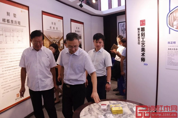 全國工商聯原副主席程路(左一)、中山市大涌鎮黨委書記郭叢樞(左二)和全聯藝術紅木家具專業委員會執行會長、弘木傳媒CEO林偉華(右一)參觀國方家居展位 全國工商聯原副主席程路(左一)、中山市大涌鎮黨委書記郭叢樞(左二)和全聯藝術紅木家具專業委員會執行會長、弘木傳媒CEO林偉華(右一)參觀國方家居展位
