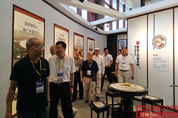 亞洲家具聯合會原會長林作新（左二）和全聯藝術紅木家具專業委員會專家顧問——胡景初（左四）、曹新民（左一）、李凱夫（左三）、彭亮（左五）等專家蒞臨國方家居展位并近距離感觸了國方家居參展精品和整體文化氛圍